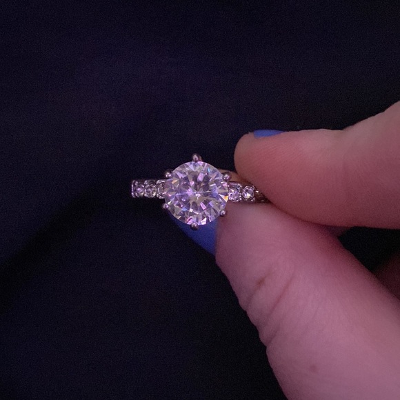 Women’s faux diamond ring - Picture 2 of 2